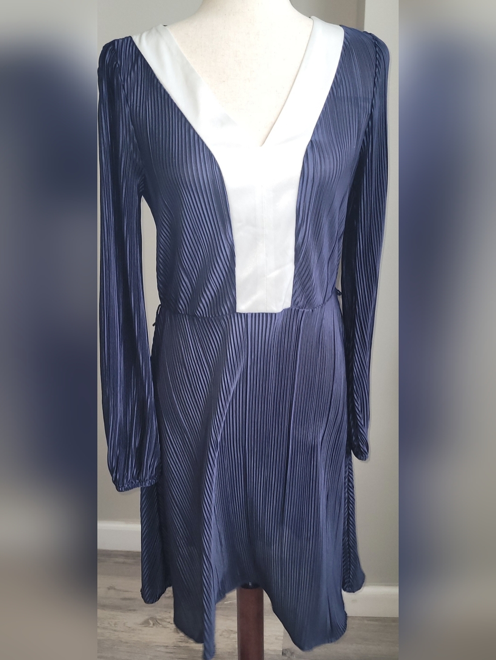 DKNY Navy Pleated Satin Dress Contrast V Neck Long Sleeve Size 8